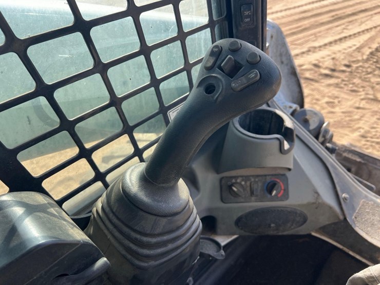 2022-bobcat-s740-image-25