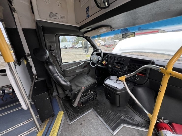 2016-chevrolet-express-paratransit-bus-image-17