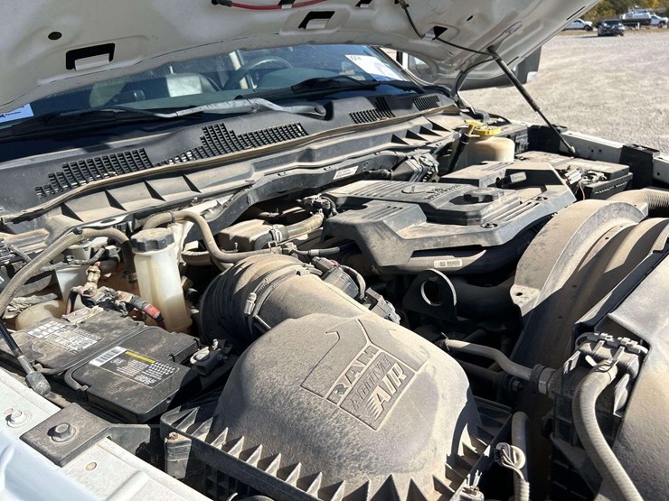 2018-dodge-ram-5500-4x4-crew-cab-flatbed-service-truck-image-9