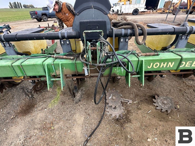 john-deere-7300-image-10