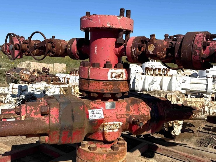 t3-bop-11"-w/spool-a&-4-valves-image-1