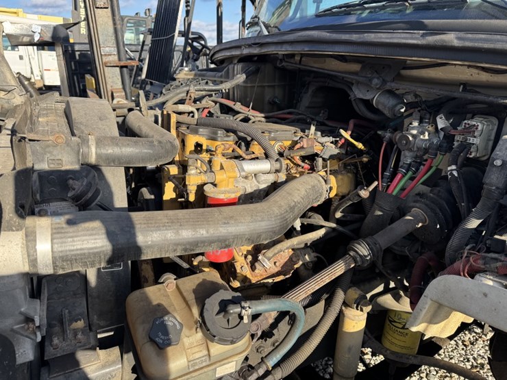 2007-freightliner-108sd-image-8