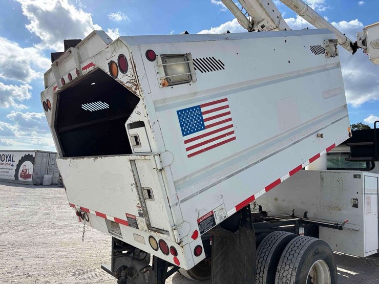 2012-freightliner-m2-106-image-36