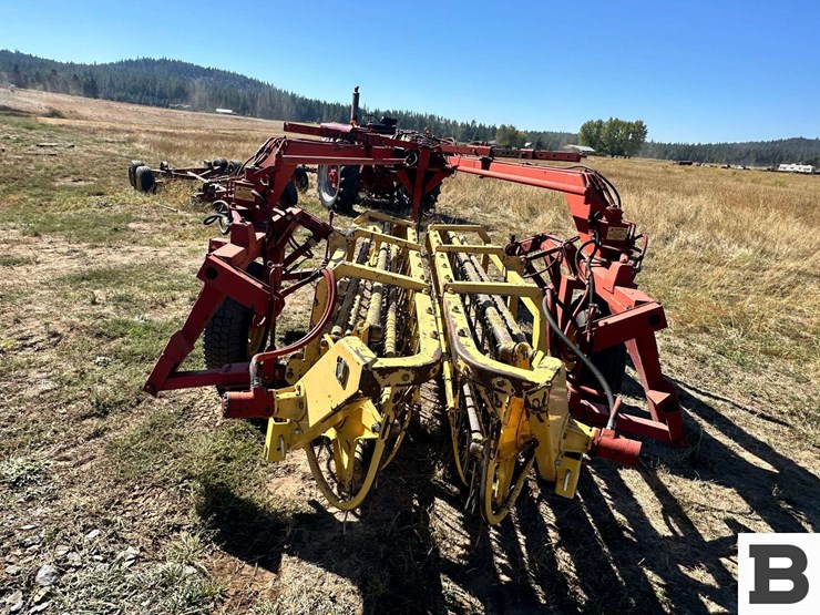 new-holland-216-image-4