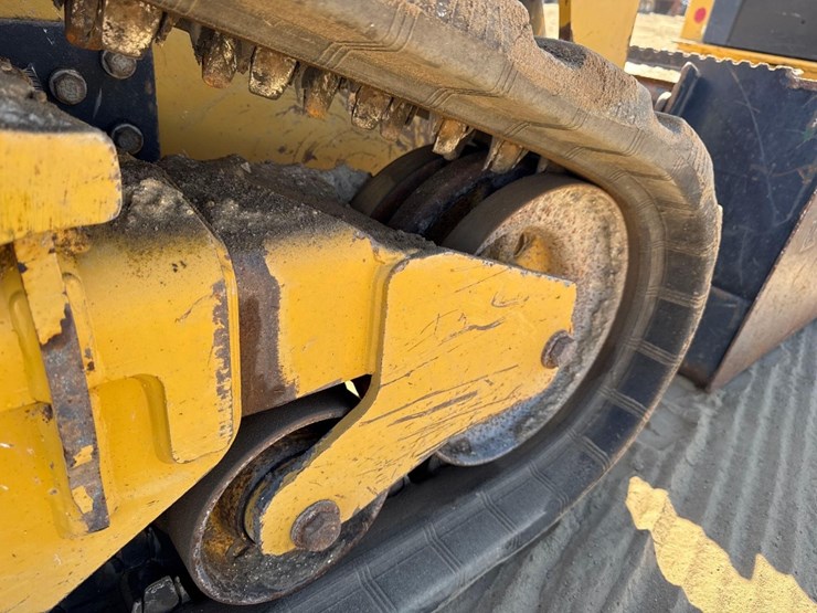 2023-caterpillar-259d3-image-16