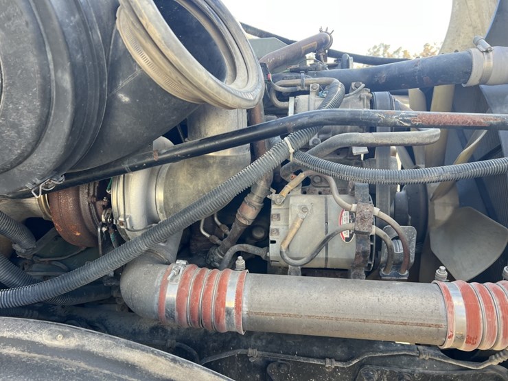 #4633-•-2004-freightliner-day-cab-image-9