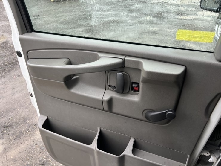 2015-chevrolet-express-paratransit-bus-image-27