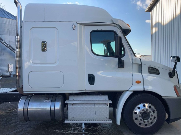 2013-freightliner-cascadia-image-4