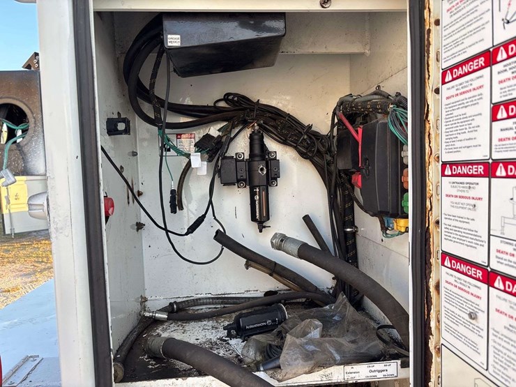 2013-freightliner-m2-106-image-28