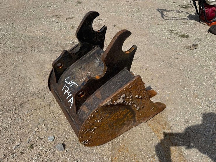 kubota-k7874-18in-digging-tooth-bucket-excavator-attachment-image-3