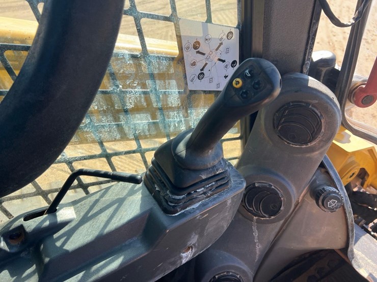 2020-caterpillar-299d3-image-28