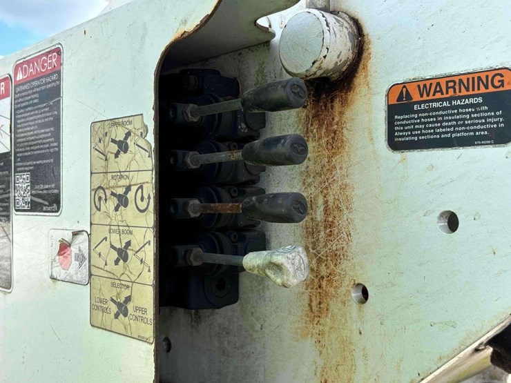 2012-freightliner-m2-106-image-22