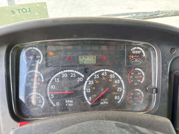 2012-freightliner-m2-106-image-57