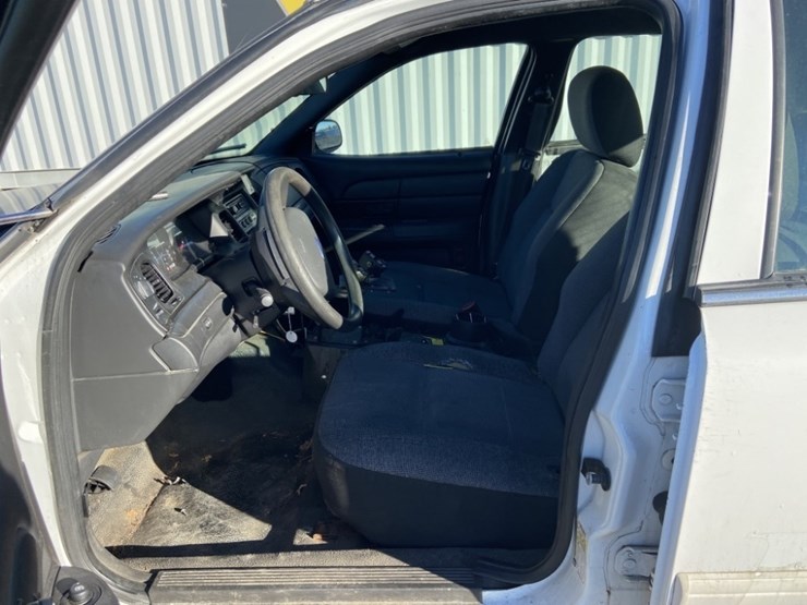 2011-ford-crown-victoria-sedan-image-10