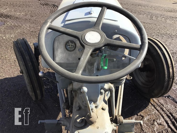 1940-ford-9n-image-10