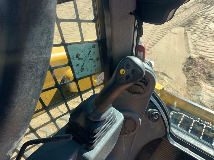 2020-caterpillar-259d3-image-25