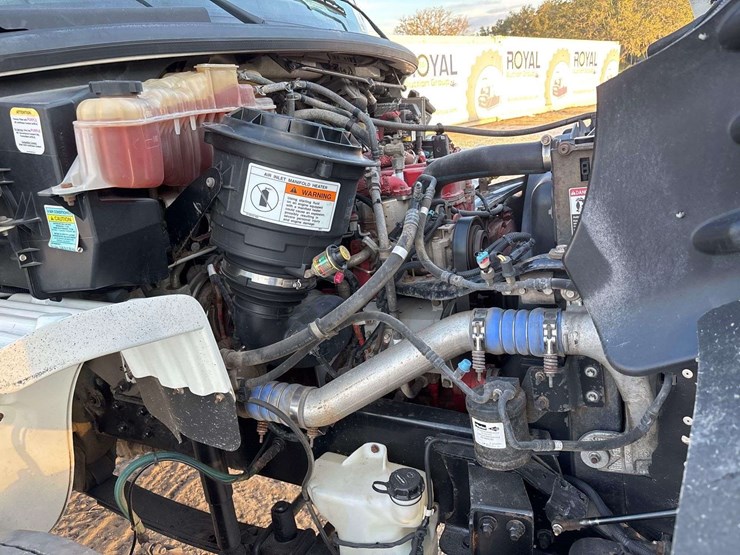 2013-freightliner-m2-106-image-31