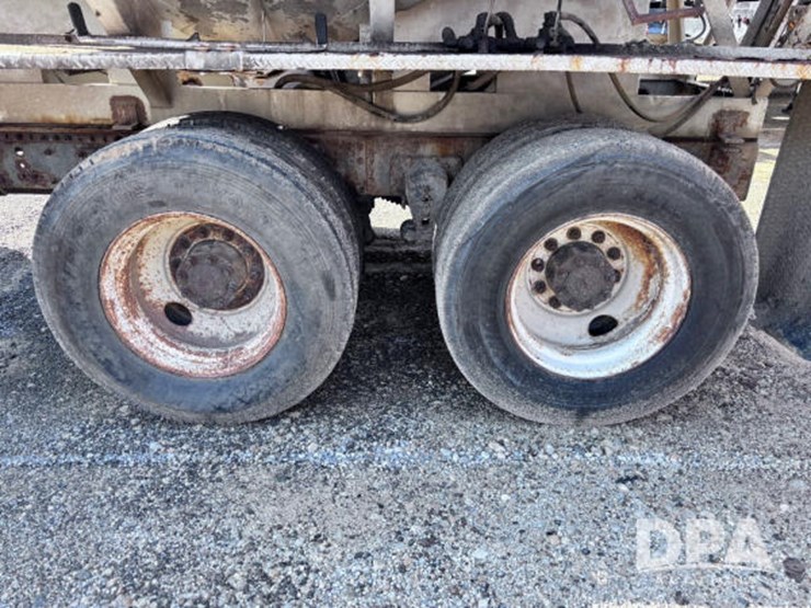 2003-volvo-10-image-37