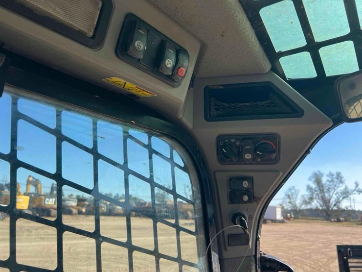 2017-caterpillar-262d-image-23