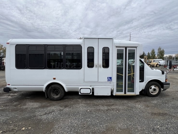 2016-chevrolet-express-paratransit-bus-image-3