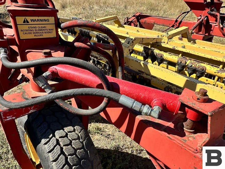 new-holland-216-image-21