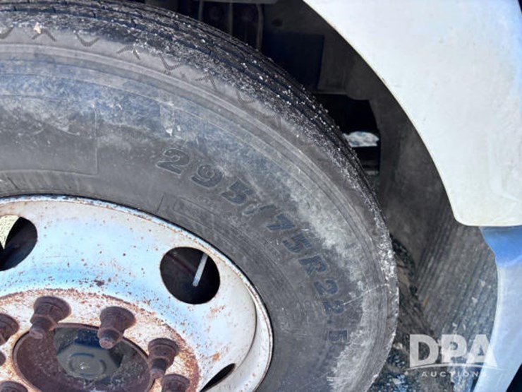 2003-volvo-10-image-22