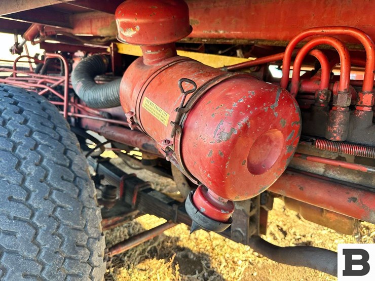 1972-new-holland-1048-image-14