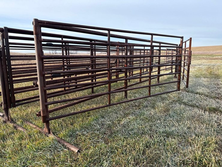 freestanding-panel-with-gates-image-5