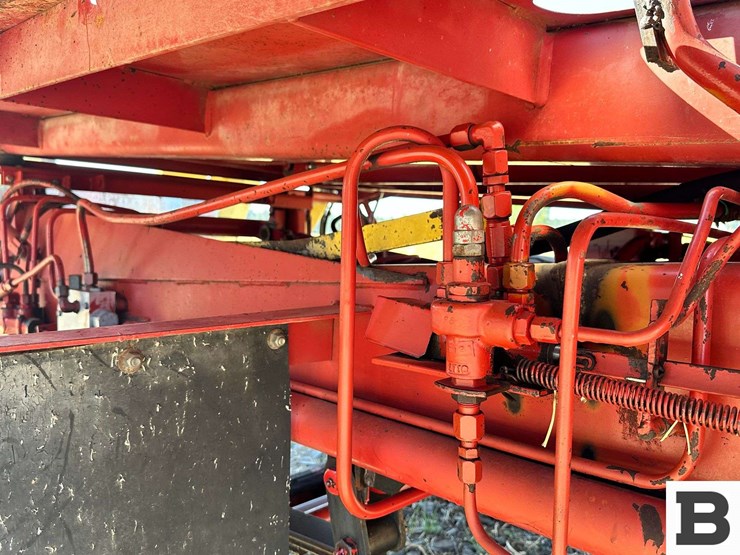 new-holland-1068-image-24