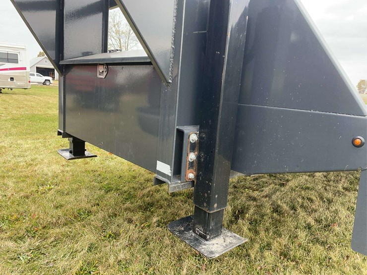 lamar-36’-gooseneck-trailer-image-9