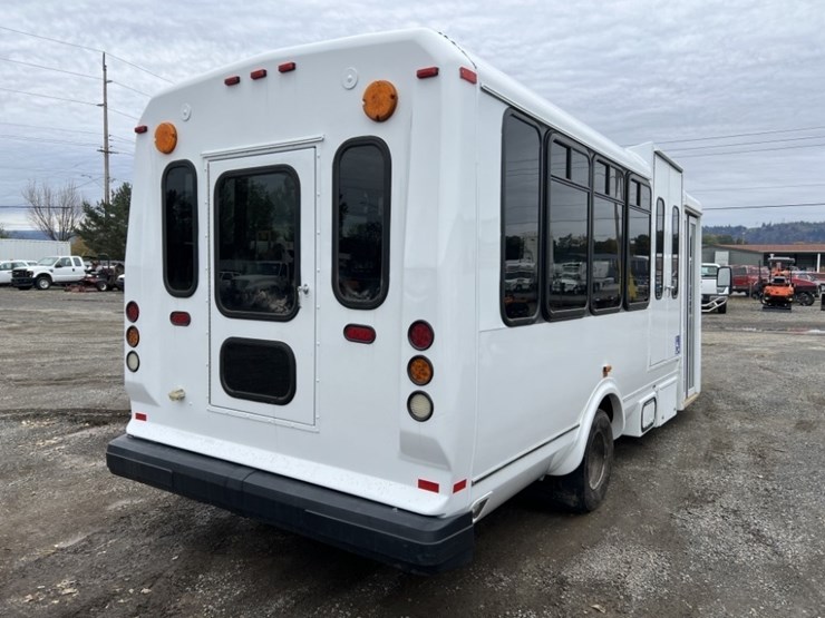 2016-chevrolet-express-paratransit-bus-image-4
