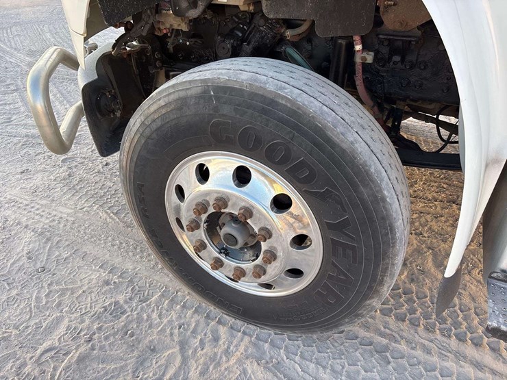 2013-freightliner-m2-106-image-44