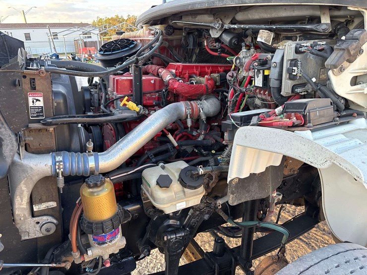 2013-freightliner-m2-106-image-30