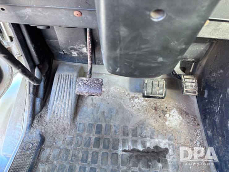 2003-volvo-10-image-96