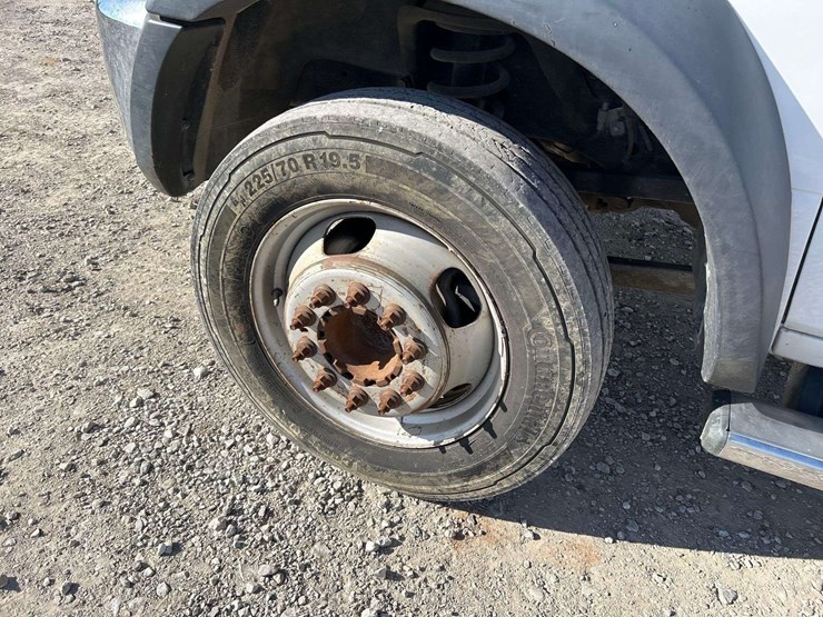 2018-dodge-ram-5500-4x4-crew-cab-flatbed-service-truck-image-29