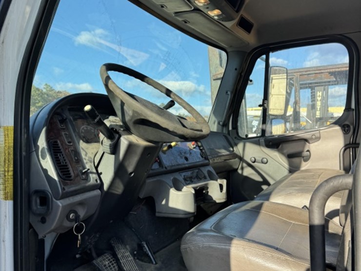 2007-freightliner-108sd-image-6