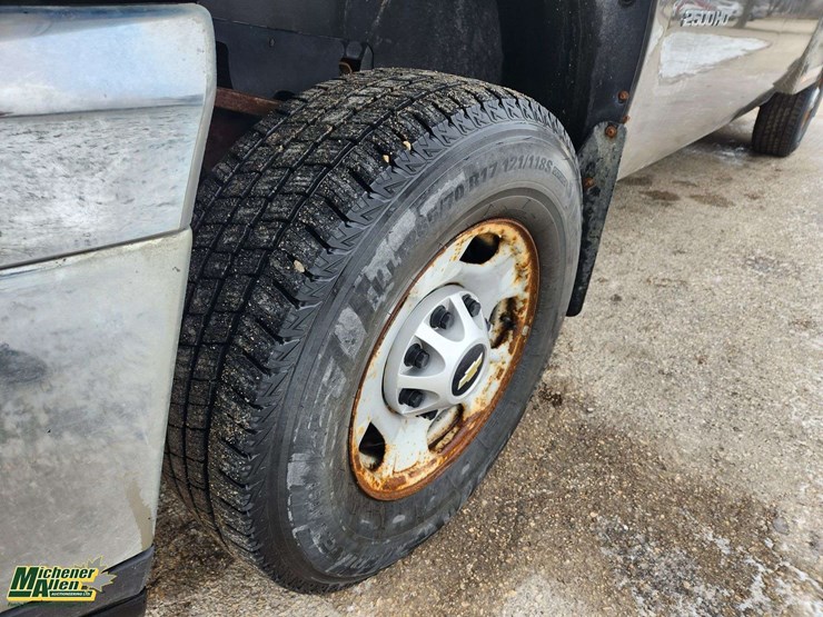 2012-chevrolet-silverado-2500hd-image-12