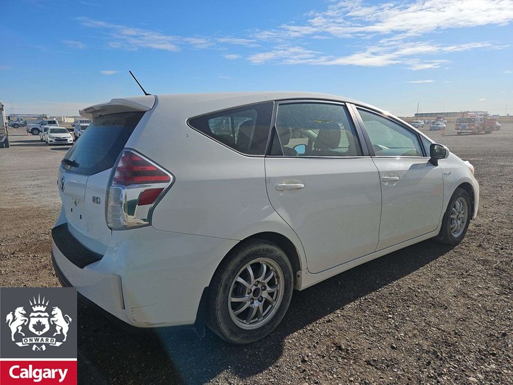 2015-toyota-prius-v-hybrid-4dr-wagon-image-4