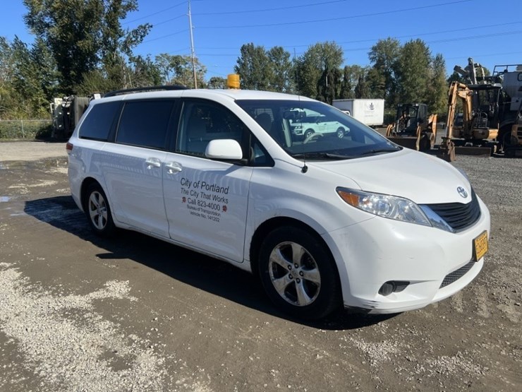 2014-toyota-sienna-le-image-2