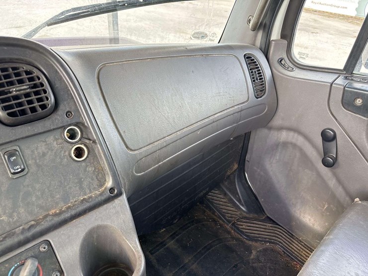 2012-freightliner-m2-106-image-60