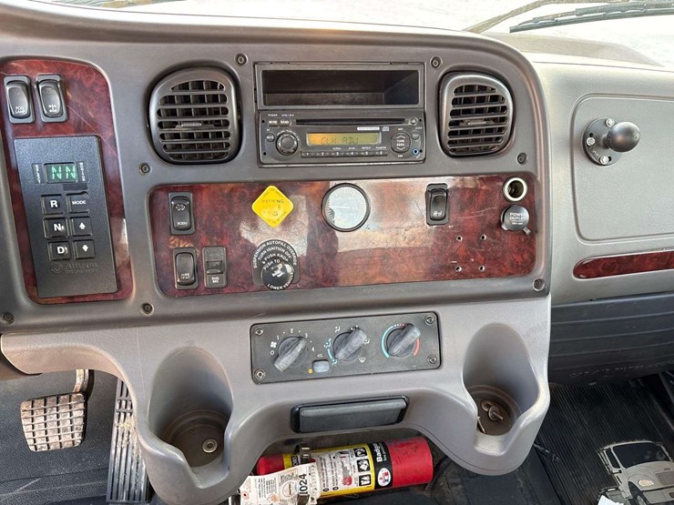 2013-freightliner-m2-106-image-40