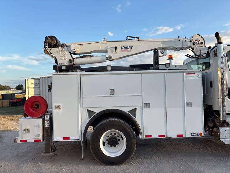 2013-freightliner-m2-106-image-25