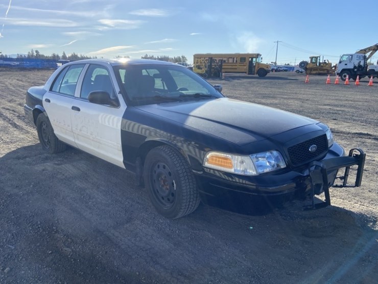 2011-ford-crown-victoria-sedan-image-7
