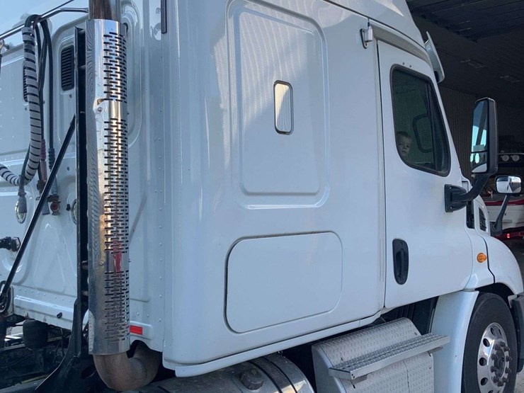 2013-freightliner-cascadia-image-14