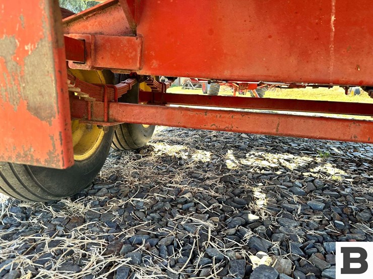 new-holland-1032-image-27