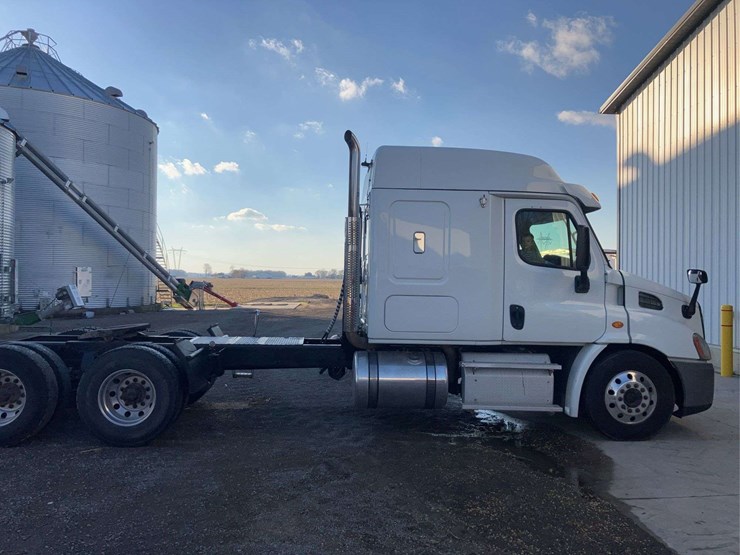2013-freightliner-cascadia-image-2
