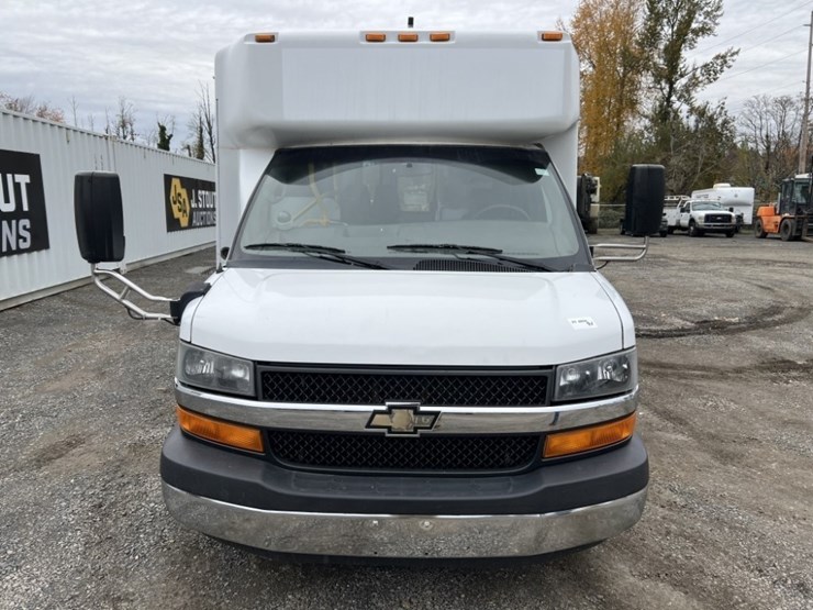 2016-chevrolet-express-paratransit-bus-image-8