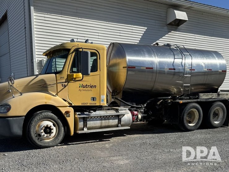 2005-freightliner-liquid-nurse-truck-(pz14146,-unit-27975)-image-1