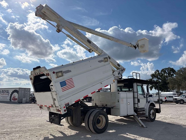 2012-freightliner-m2-106-image-3