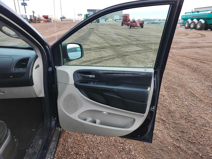 2015-dodge-grand-caravan-se-image-41